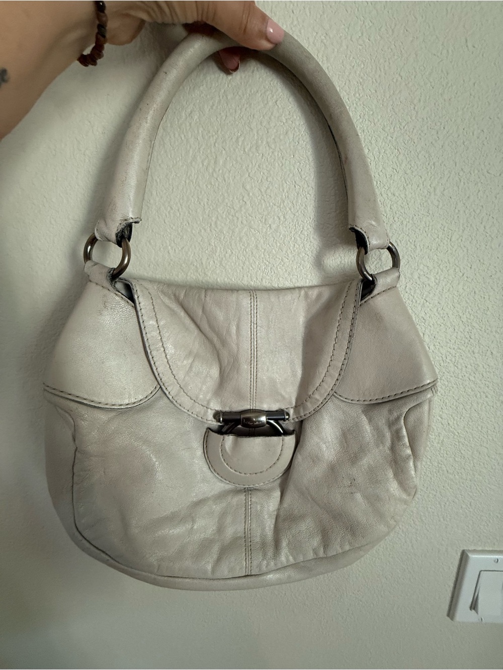 Salvatore Ferragamo Cream Leather Shoulder Bag with Ring Closure - Picture 2 of 9